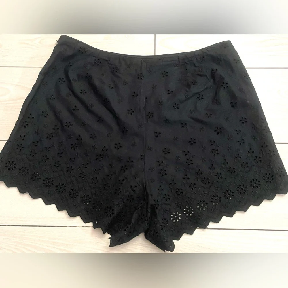 Doen Designer black shorts womens size 4 - Picture 4 of 5